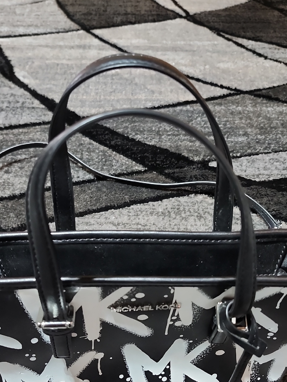 MICHAEL KORS NEW YORK CITY BLK & WHITE GRAFFITI LOGO PRINT XS MINI CROSSBODY BAG - Picture 6 of 16